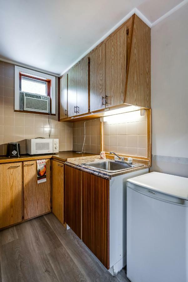 Long Sault Motel Экстерьер фото