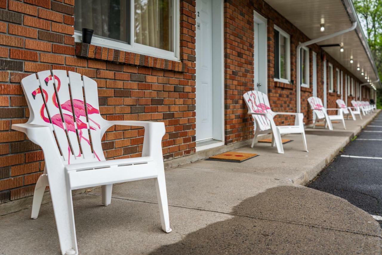 Long Sault Motel Экстерьер фото